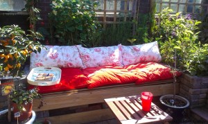 De loungebank met het mediterraanse stuk erachter.