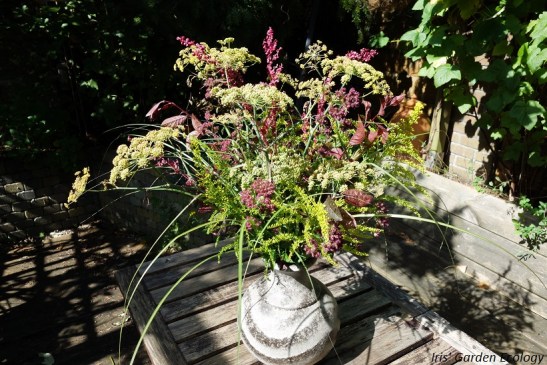 Mijn resultaat: een groot boeket in mijn mooie lelijke vaas. Hij is terecht gekomen op onze bijzettafel.