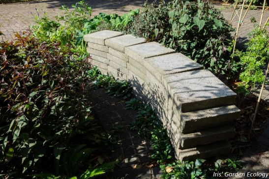Bankje van hergebruikte tegels bij de voorbeeldtuinen van Steenbreek 023
