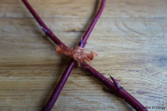 Die bond ik dan vast, twee keer omheen en twee keer tussendoor met een stevig aangetrokken, dubbele knoop.