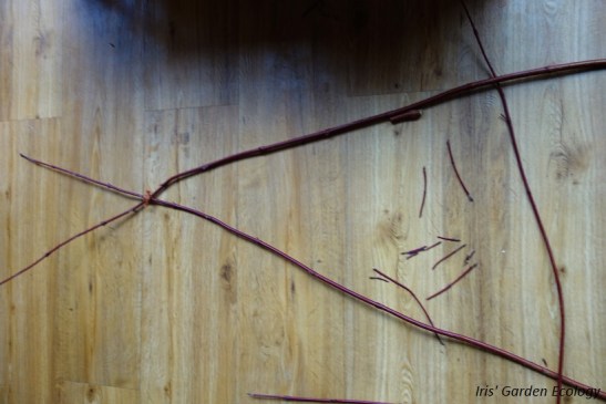 Ik knoopte vervolgens een tak dwars op de andere twee onderin. Breder was mooier dan smal.